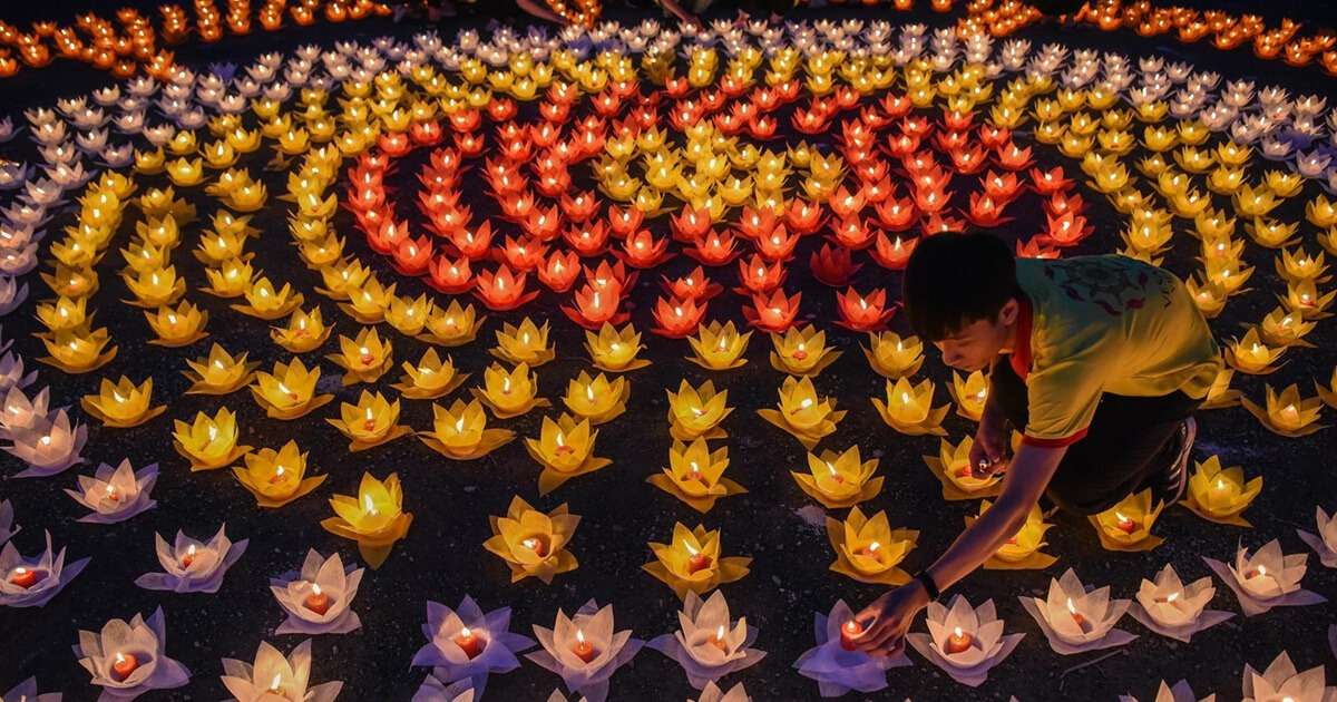 65.000 ngọn nến thắp sáng ở ngôi chùa lớn nhất thế giới tại đêm hội Vesak 2019
