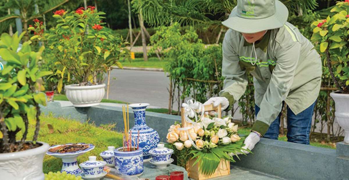 Đội ngũ nhân viên tận tâm, thường xuyên chăm sóc mộ phần sạch sẽ, chu đáo