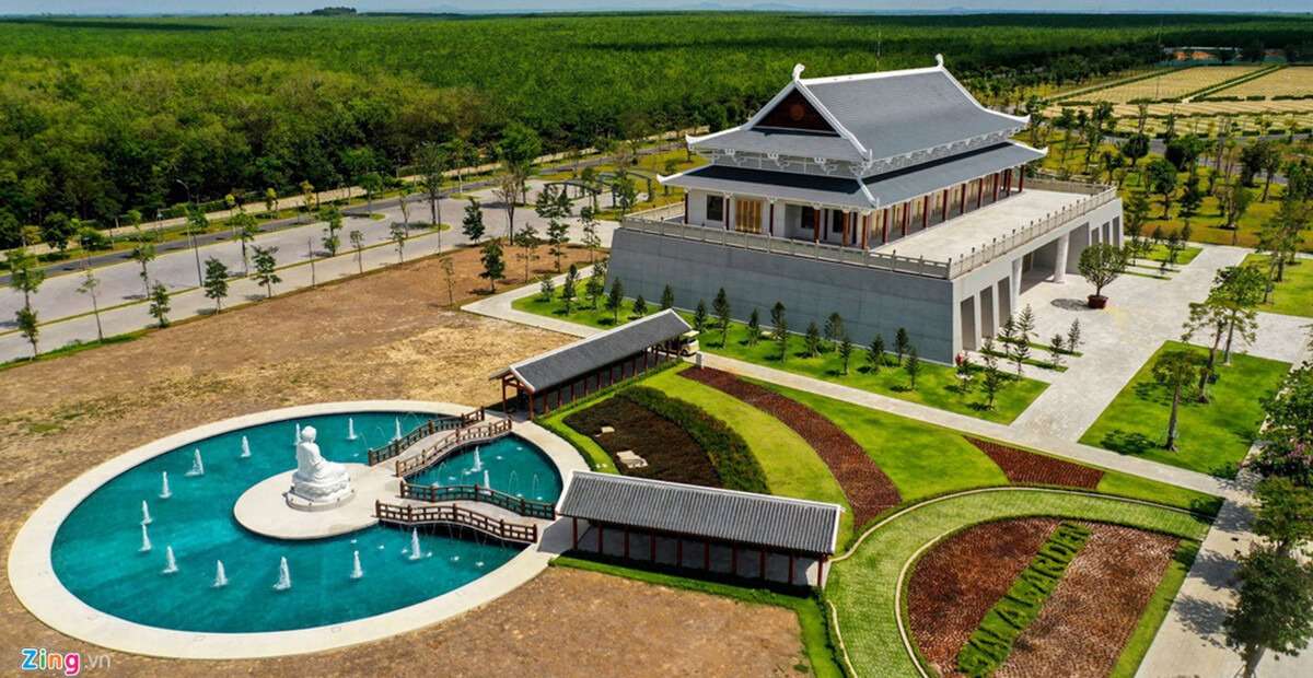 Đền trình tại khuôn viên nhà tang lễ Sala