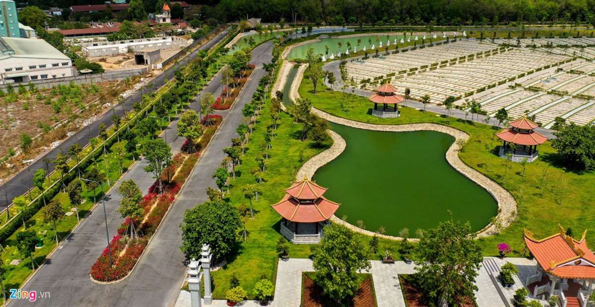Hoa viên nghĩa trang được bố trí nhiều hồ nước và khu cây xanh