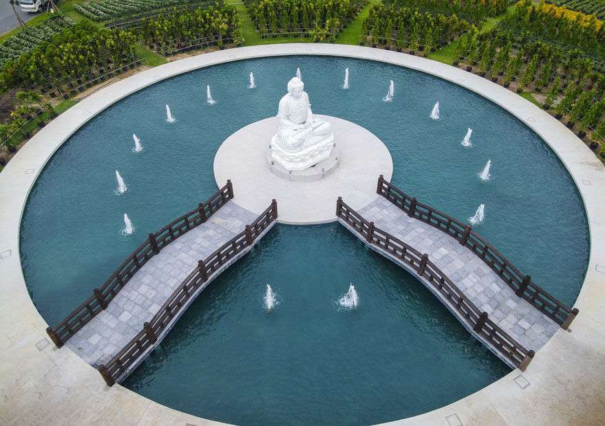 Nằm gần giữa khuôn viên là Đền Trình với tượng Phật A Di Đà tọa lạc giữa hồ nước. Hai công trình nội khu được thiết kế để phù hợp với việc tổ chức các sự kiện tâm linh trang nghiêm. Đền Trình là công trình tâm linh đặc sắc tại Sala Garden, tượng Phật A Di Đà tọa trên đài sen cao hơn 4 m, được đúc tạc từ chất liệu đá trắng nguyên khối. Đền Trình là không gian tâm linh riêng biệt cho du khách có nhu cầu chiêm bái và cầu bình an cho gia đạo…