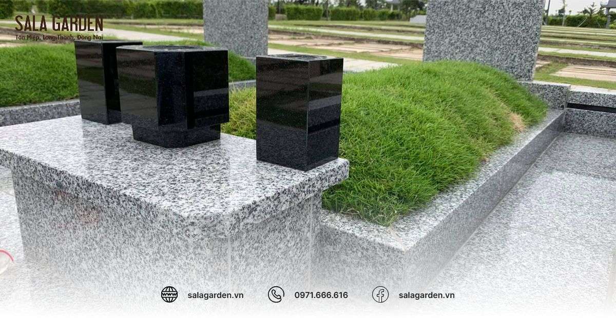 Mộ đá Nhật Sala Garden hội tụ những ưu điểm vượt trội như có độ cứng cao, khả năng chịu lực, chịu nhiệt tốt, không thấm nước, không phai màu theo thời gian, có thể sử dụng bền lâu và hơn hết là dễ dàng vệ sinh hay lau chùi.