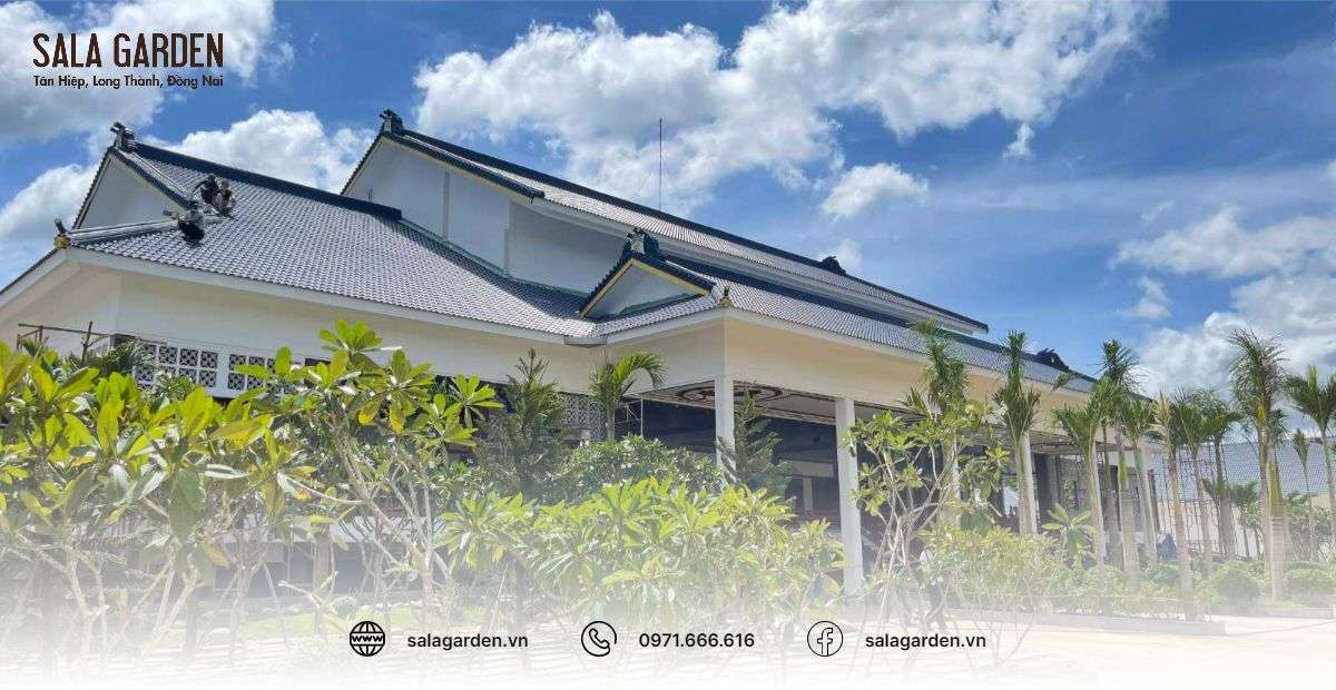 Nhà hỏa táng tại Hoa viên Nghĩa trang Sala Garden được xây dựng theo phong cách Hàn Quốc, xung quanh là công viên cây xanh, vườn hoa, bàn ghế, nhà hàng… với nhiều không gian để thư thái cũng như cầu nguyện cho người thân trong quá trình hỏa táng; đáp ứng nhu cầu nghỉ ngơi, uống trà, thưởng ngoạn… của thân nhân và khách viếng.