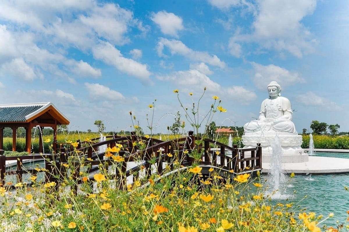 Cảnh sắc hoa đua nở tại Đền Trình - Sala Garden