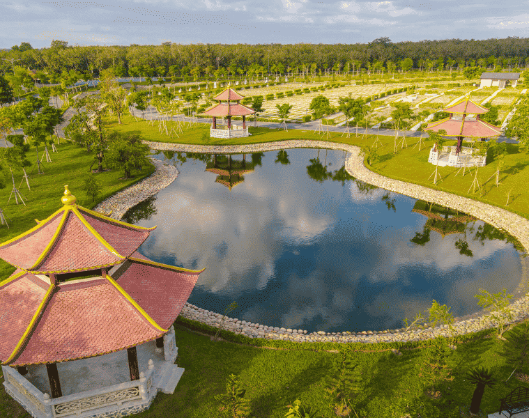 Hồ Tịnh Tâm tại Sala Garden tạo nên không gian sinh thái thanh tịnh và hài hòa trong khuôn viên hoa viên nghĩa trang