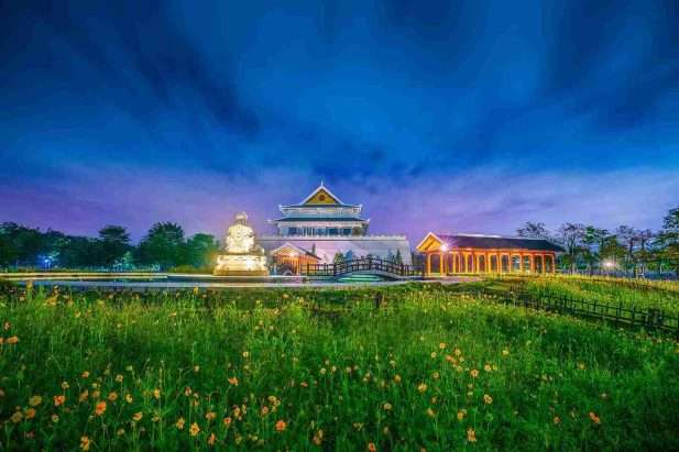 Khu vực bãi đỗ xe rộng rãi và trung tâm đón tiếp khách tại Sala Garden
