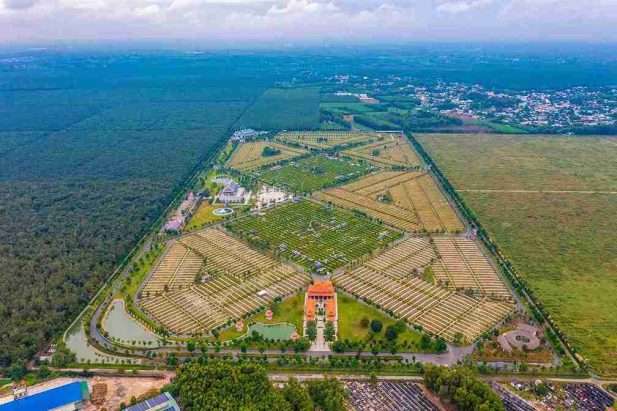 Địa thế đất tựa sơn hướng thủy lý tưởng kết hợp khi chọn hướng mộ theo phong thủy Loan Đầu