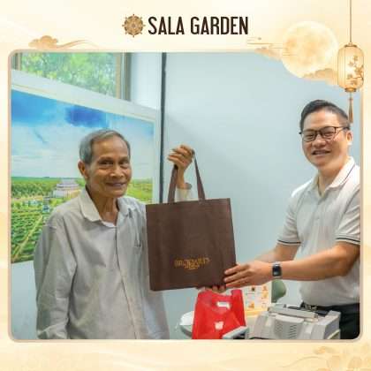 Nhân viên Sala Garden trao quà Trung Thu đến khách hàng với lời chúc đoàn viên