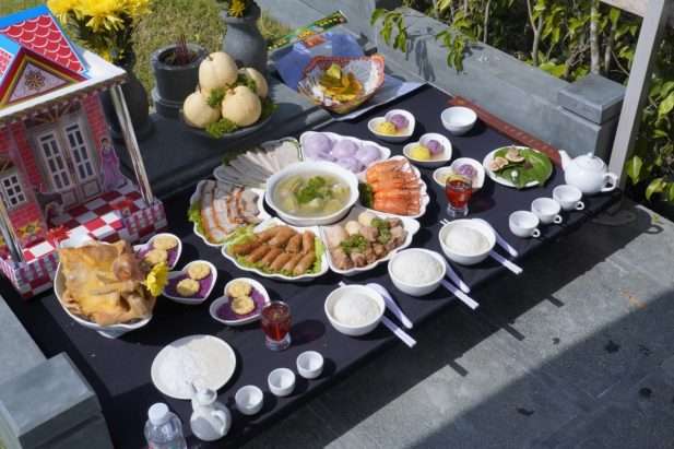 Ý nghĩa lễ cúng 49 ngày giúp hương linh người khuất gột rửa nghiệp chướng và siêu thoát.