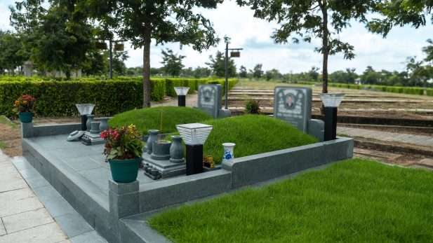 Hình ảnh khu lăng mộ khang trang sạch sẽ sau khi thực hiện nghi lễ cải táng bốc mộ.