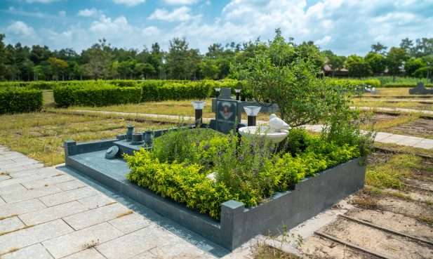 Chuẩn bị đầy đủ tiểu sành, mâm cúng và xem ngày giờ tốt trước khi tiến hành thủ tục bốc mộ cải táng.
