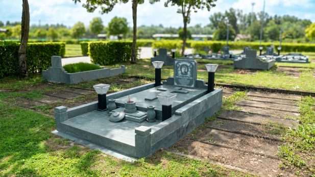 Hình ảnh minh họa linh hồn người bà đã khuất trở về thăm và che chở người thân bên bàn thờ gia tiên.