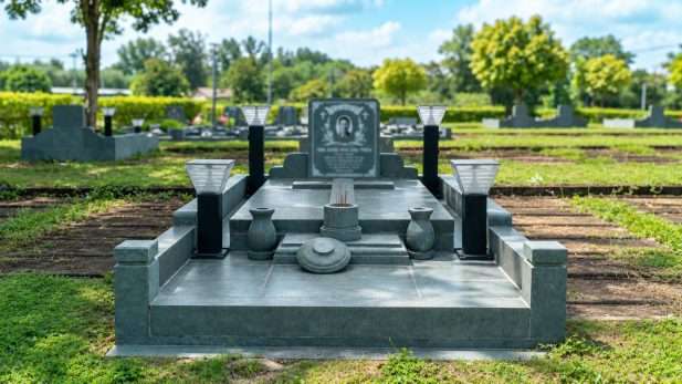 Gia đình thành kính thắp hương, dâng hoa và tưởng nhớ người thân đã khuất trước bàn thờ gia tiên.